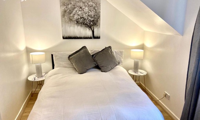 Maida Vale Apartment | London Studio Self Contained, Newly Furbished