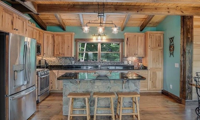 Franklin Cabin | Lone Pine Cabin, Views, Sleeps 10, Starlink, Fire Pit, and Hiking Trails