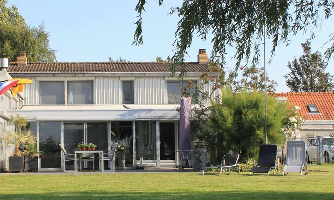 Breskens House | Lone-standing comfort house with a winter garden, 200m from the sea