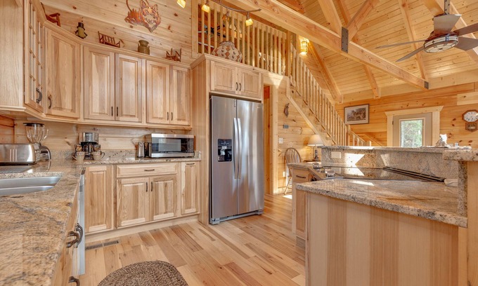 Gatlinburg - Pigeon Forge Cabin | Lone Wolf Lodge by Jackson Mountain Rentals