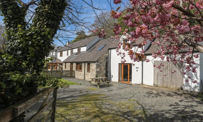 Beaumaris House | Long Cottage