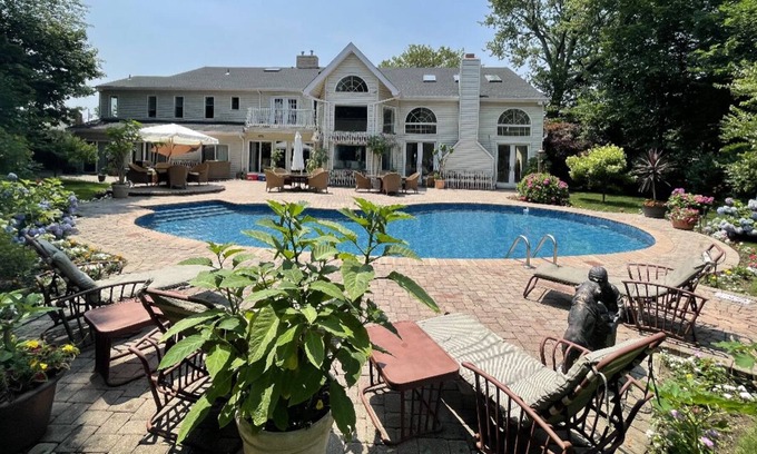 Malverne House | Long Island, Near to beaches, and Manhattan! Enjoy our Billiards Room!!