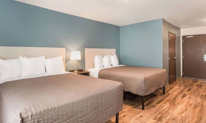 Newnan Hotel | Long-Stay Comfort in a Generous 2 Room w/Cooking Facilities & Cozy Work Desk