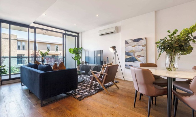 Caulfield North Condo | LONG STAYS | Chic & Spacious Retreat in Caulfield