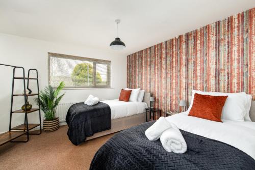 Filton House | Long Stays-Sleeps 9-Parking-By FabAccommodation