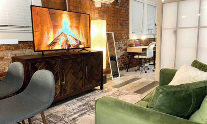 Midtown Apartment | Long-Term Haven Students & Business Travelers