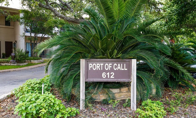 Horseshoe Bay Condo | LONG TERM RENTALS.Sleeps 10.OFFERING DISCOUNTS…walk to Hotel & Amenities!