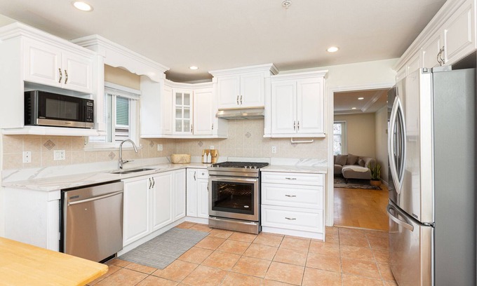 Renfrew-Collingwood House | Long term stay: close to Downtown Vancouver/Burnaby Metrotown by Joyce Skytrain