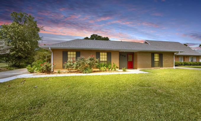 Breaux Bridge House | LONG TERM STAYS, WIFI, 3 BR, 3 ENSUITE BATHROOMS