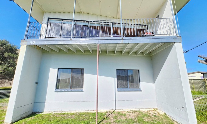 Waterhouse House | Long View - 100 metres from Long Beach - Pets Welcome - Inside Allowed