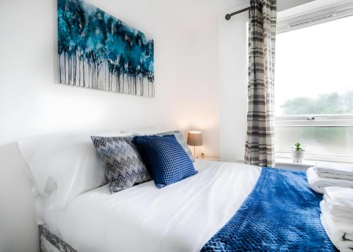 Horley Apartment | Longbridge Apartment- Cosy 1BR close to Gatwick Airport, Contractors and Corporate Travellers friendly, Parking, Free WIFI