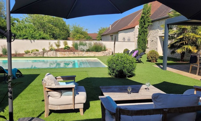 Marnay House | Longère with swimming pool, ideal for 5 couples with 8 children/teenagers.