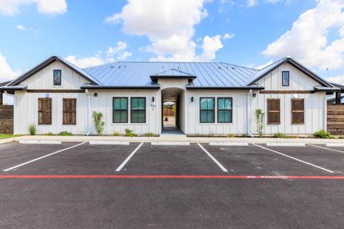 Fredericksburg Apartment | Longhorn Haus