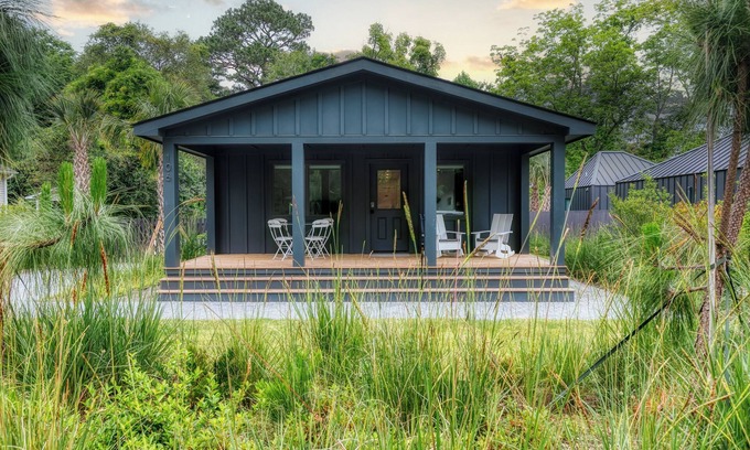 Summerville Historic District Cottage | Longleaf Cottage-Walk to Downtown Summerville/Azalea Park