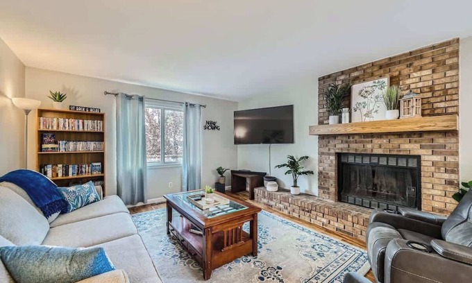 Longmont House | Longmont Gem, Pet & Family Friendly, Home Office, 30 Day