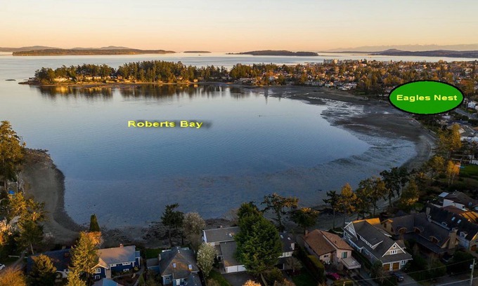 Sidney House | Longstay Sidney Beachfront on Roberts Bay Near Victoria B.C.