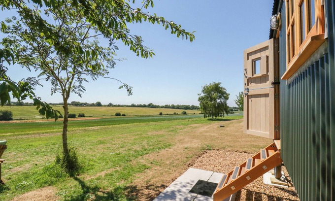 Harwich Cottage | LONGWOOD, romantic, with a garden in Great Oakley
