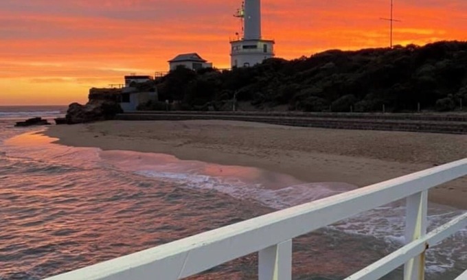 Point Lonsdale Apartment | Lonnie Waves - opposite beach + linen & breakfast included
