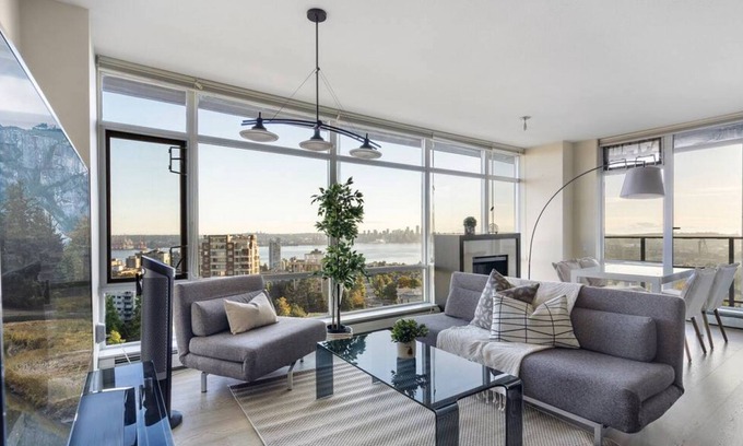 Central Lonsdale Apartment | Lonsdale Quay Flat in North Vancouver
