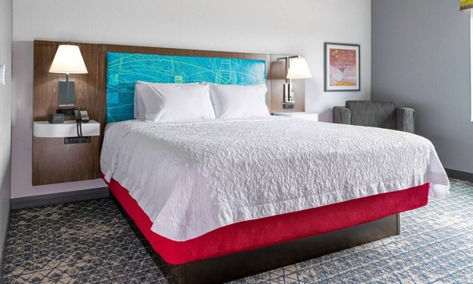Tigard House | Look No Further! FREE Parking & Pool, Minutes to Museum of Science & Industry