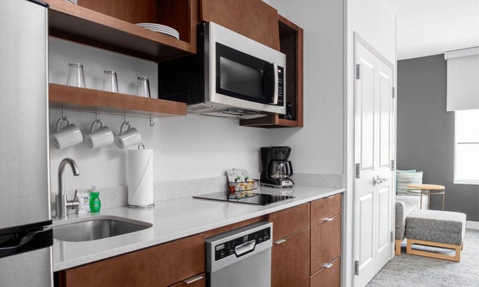 Clearwater Hotel | Look No More! 2 Pet-friendly Units, Free Breakfast, Outdoor Pool, Free Parking