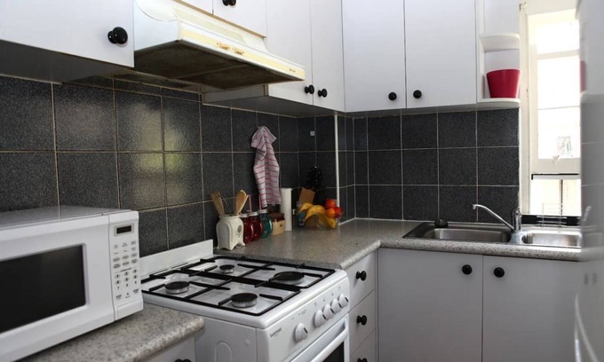 Elizabeth Bay Apartment | Looking For A Bargain? Great Value 1 Bedroom Central Potts Point Pad
