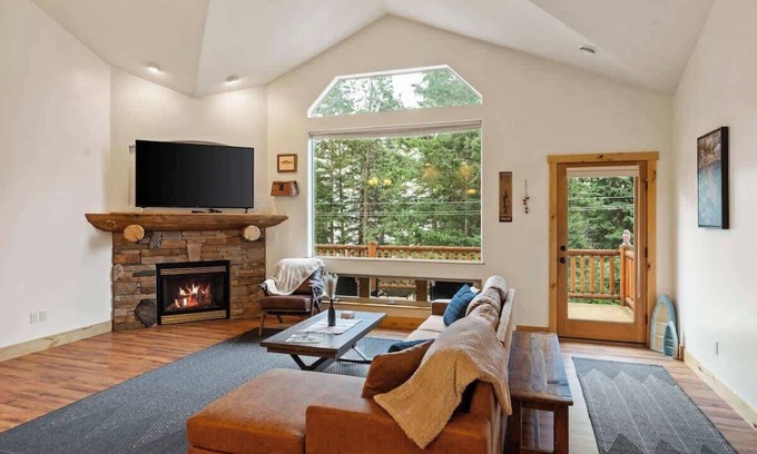 Somers Cabin | Lookout Cabin at Flathead | Sleeps 7