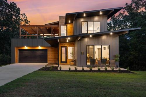 Bella Vista Ski Chalet | Lookout Chalet NEW Build huge Party Deck Hot Tub and Trail Access