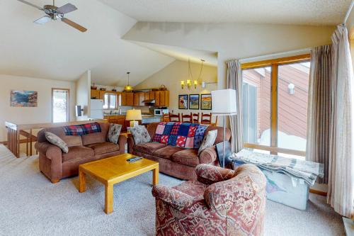 Fraser Apartment | Lookout Lounge