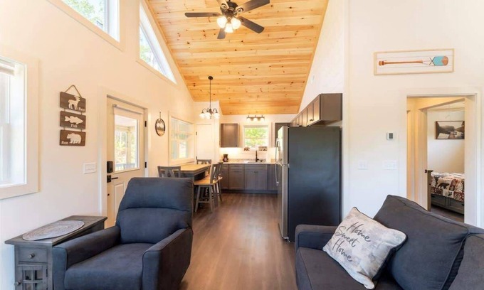 Sullivan House | Loon's Nest Cabin! Su