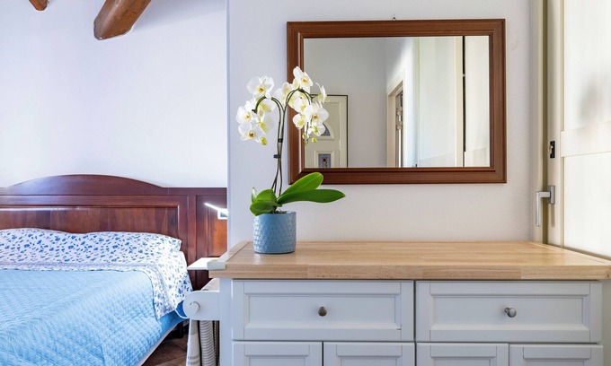 Torre di Bari Apartment | Loredana Holiday Home. Cozy apartment a 5-minute walk from the sea.