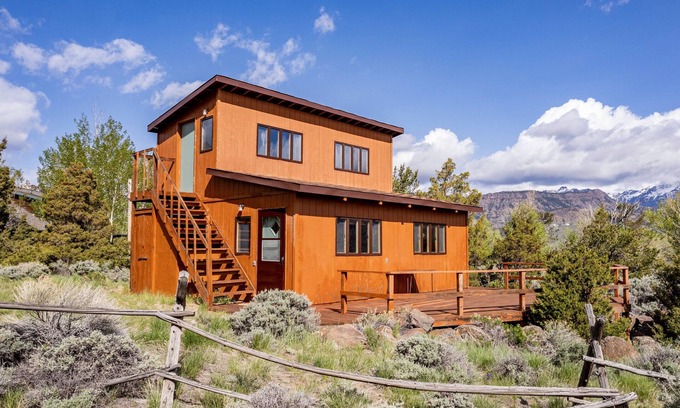 Wapiti Cabin | Loren's Lookout- pet friendly, on the way to Yellowstone National Park
