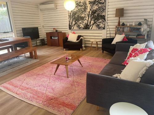 Lorne House | Lorne Groovy Ocean View Log House, Pet Friendly, FREE WIFI wine & chocolates kangaroos in the evening