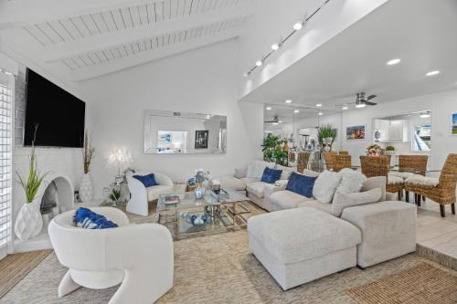 Palm Springs House | Los Pueblos Joy Koi Pond, firepit and more