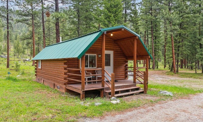 Grantsdale Cabin | Lost Horse Lodge – Double Queen Cabin