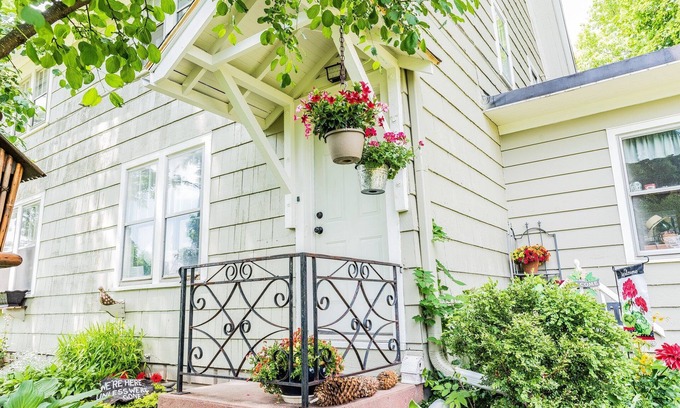 Lake Geneva Apartment | Lost Oak on Center |Upper Level Apartment in Historic Home |Downtown Lake Geneva |On-Site Parking