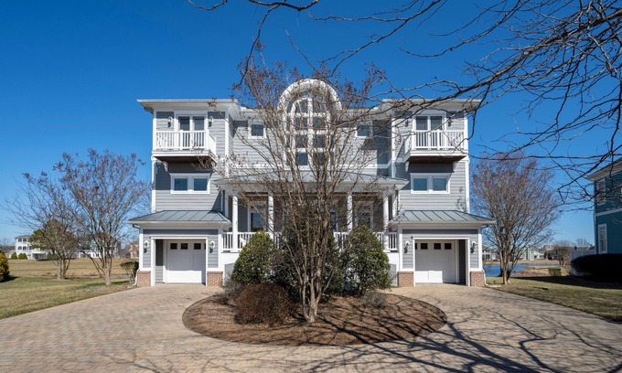 Long Neck House | Lots of living space in this single family home in The Peninsula