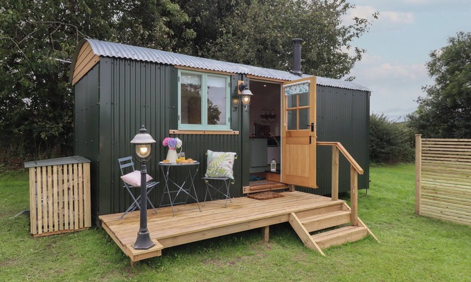 Sticklepath Cottage | LOTTIE'S HUT, pet friendly, with open fire in Okehampton