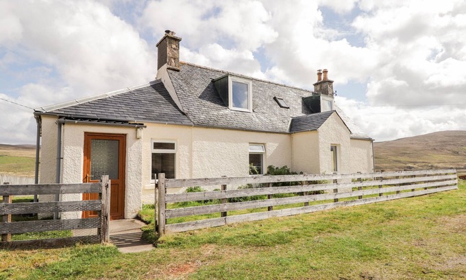 Lairg Cottage | LOUBCROY FARM HOUSE, pet friendly, character holiday cottage in Lairg
