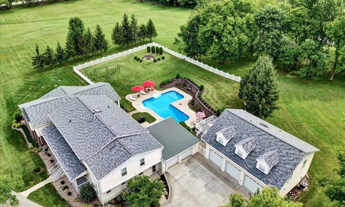 Buechel House | Louisville Country Manor - Pool & Pickleball!