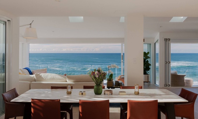 Forresters Beach House | Loulou Beach House – 5 BR incl. Studio