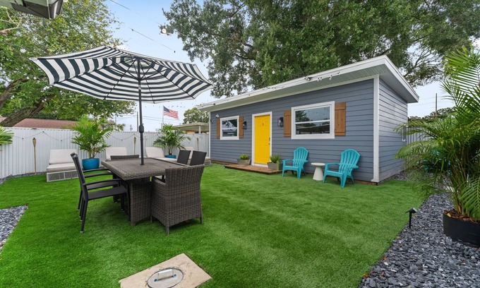 Pinecrest West Park Apartment | Lounge Getaway – Minutes from Buccaneers Stadium, Airport & Entertainmentn