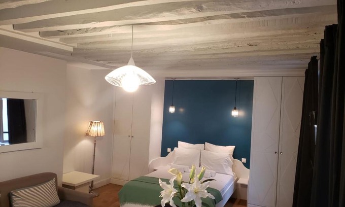 Saint-Thomas-d'Aquin Apartment | LOUVRE ST GERMAIN Rue VERNEUIL