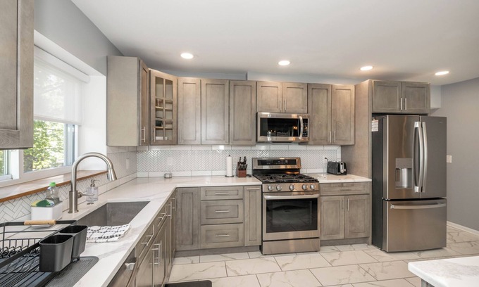 Silverton House | Love ‘n Life Haven – Spacious and Serene 5 BDR, Short Drive to Shopping & Dining