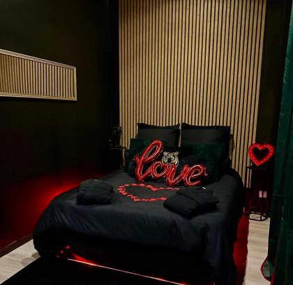 Saint-Marcel Villa | Love room avec Jacuzzi by Villa Queen Marseille