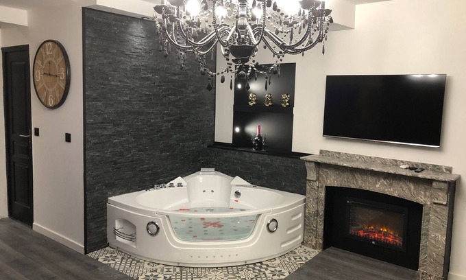 Limoux Apartment | Love Room La Parenthèse (sauna, balneotherapy)