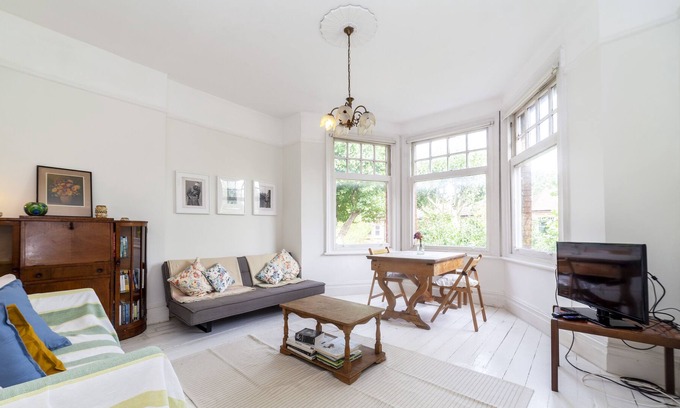 Mapesbury Apartment | Lovely 1 BDR apt in Victorian House, Kilburn