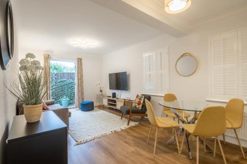 Cambridge House | Lovely 1 Bed Apartment With FREE PARKING & Garden