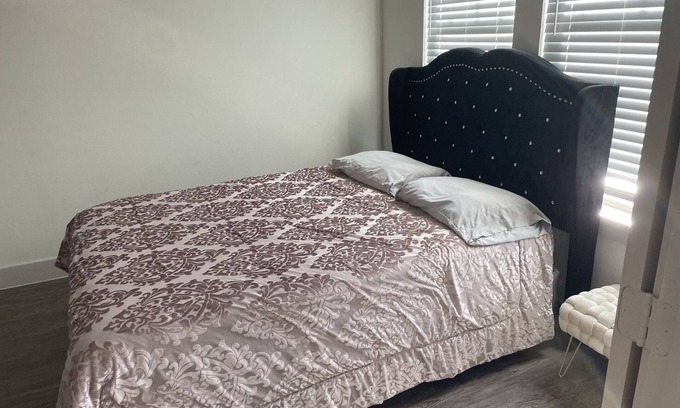 Garden Oaks Apartment | Lovely 1 bedroom comfy unit with pool