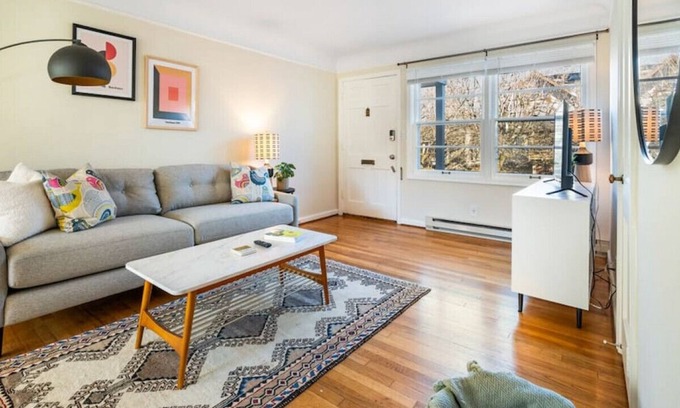 Richmond Apartment | Lovely 1-Bedroom in plex - Walk to Everywhere!